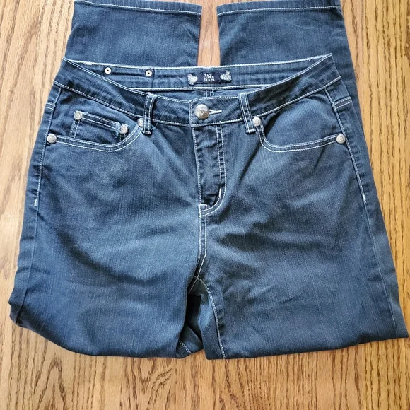 Tru Luxe cropped jeans size 29/8 with stretch. - Picture 3 of 7